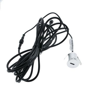 Alternativer Text: 'Verdrilltes schwarzes Kabel mit metallischem Gerät mit USB-Anschluss und Etiketten auf weißem Hintergrund - LED-Beleuchtungszubehör online erhältlich.