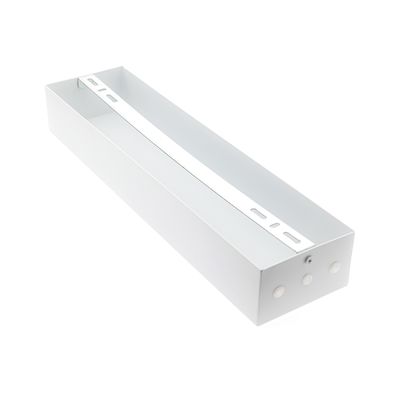 Rechteckiges weißes LED-Leuchtengehäuse mit Lüftungsschlitzen auf weißem Sockel, ideal für Elektro- und Beleuchtungsinstallationen.
