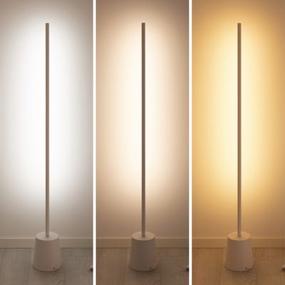 Moderne Stehleuchten in einer Reihe bringen kaltweißes, neutralweißes und warmweißes Licht vor eine neutrale Wand und zeigen die Vielseitigkeit von LED.