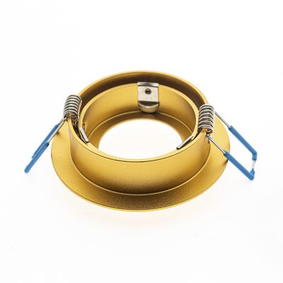 Goldfarbener, flächenbündiger LED-Downlight-Rahmen mit blauen Federklemmen, oben mit weißem Sockel, modernes Beleuchtungselement.