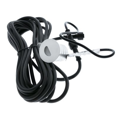 Nahaufnahme eines verdrillten schwarzen Kabels mit silberfarbener Metallklammer und Stecker, unverzichtbar für LED-Beleuchtungsanlagen und -lösungen.