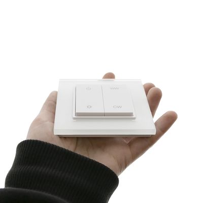 Handlicher weißer intelligenter Lichtschalter mit Strom- und Helligkeitstasten, ideal für die moderne LED-Beleuchtungssteuerung.