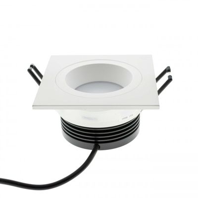 Quadratische LED-Einbauleuchte mit rundem Mittellicht, schwarzen Kühlkörpern und schwarzem Netzkabel - eine moderne und energieeffiziente Beleuchtungslösung.