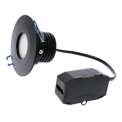 Schwarzes LED-Einbaudownlight mit schwarzem, rechteckigem Steuergerät und Kabel, ideal für moderne Beleuchtungslösungen.