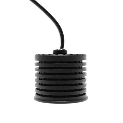 "Schwarze zylindrische LED-Komponente mit horizontalen Rillen und Verlängerungskabel, ideal für energieeffiziente Beleuchtungslösungen.