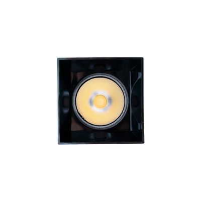 Quadratische Deckeneinbauleuchte mit runder LED-Glühbirne in der Mitte, warmgelber Lichtkegel, schwarzes Gehäuse. Ideal für die moderne Innenbeleuchtung.