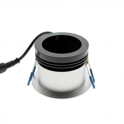 LED-Einbaudownlight mit schwarzer Innenseite, metallischer Außenseite und angebrachtem Netzkabel für moderne Beleuchtungslösungen.