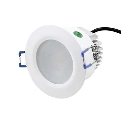 Rundes weißes LED-Einbaudownlight, Kühlkörper, blaue Montageclips, schwarzes Kabel für Deckenbeleuchtung.