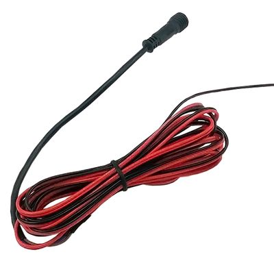 Verdrilltes rot-schwarzes Elektrokabel mit Stecker für LED-Beleuchtung, befestigt mit schwarzem verdrilltem Band, ideal für hocheffiziente elektrische Verbindungen.