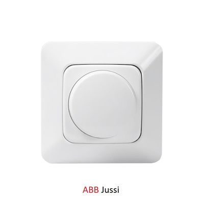 Weißer ABB Jussi Wandschalter für LED-Beleuchtung, runder Druckknopf und quadratischer Sockel, modernes Design.