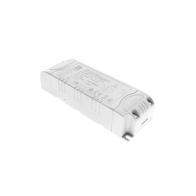 Weißer rechteckiger elektronischer Transformator oder Adapter mit Spezifikationen und Symbolen auf der Oberseite, geeignet für LED-Beleuchtungssysteme.