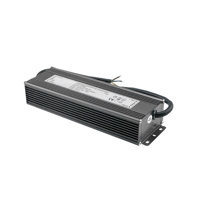 LED-Controller mit Verdrahtung, schwarzem, rechteckigem Gehäuse und technischem Etikett auf der Oberseite. Unverzichtbar für die effiziente Stromversorgung von LED-Beleuchtungssystemen.