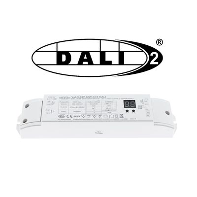 Weißes DALI 2 Lichtsteuergerät mit digitalem Display, Anzeige der technischen Daten und Logo oben für fortschrittliche LED-Beleuchtungslösungen.