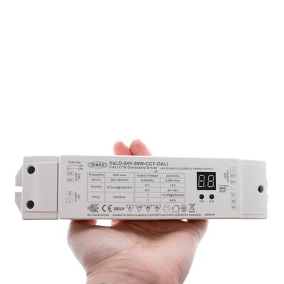 Handgehaltener weißer dimmbarer DALI-LED-Controller mit aufgedruckten Informationen und LED-Anzeige; eine ideale Komponente für effiziente LED-Beleuchtungslösungen.