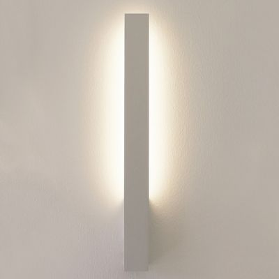 Line 400 Wandleuchte mit Beleuchtung an der Wand.
