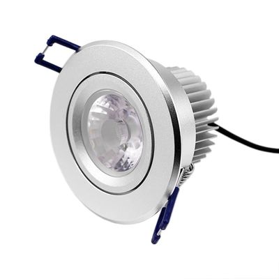 Silberfarbene, flächenbündige LED-Deckenleuchte mit rundem Design, Kühlkörpern, blauen Fassungen und schwarzem Kabelbaum. Ideal für moderne Beleuchtungslösungen.
