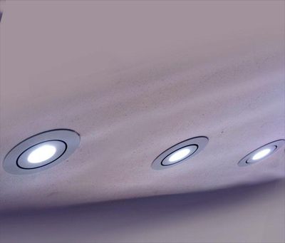Moderne LED-Dacheinbauleuchten beleuchten ein stilvolles Lichtdach und bieten energieeffiziente und stilvolle Beleuchtungslösungen.