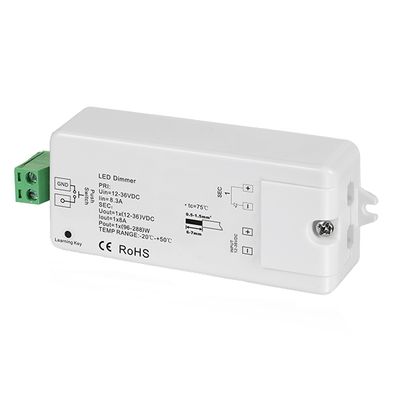 Alternativer Text: 'Weißer LED-Dimmer mit grünem In-Line-Anschluss, mit Spezifikationen und Konformitätslogos für LED-Beleuchtung SEO.