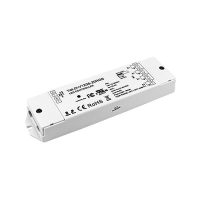 Rechteckiges LED-Steuergerät mit weißem Gehäuse, technischen Etiketten, Symbolen und Anschlüssen für eine einfache Installation und Integration.