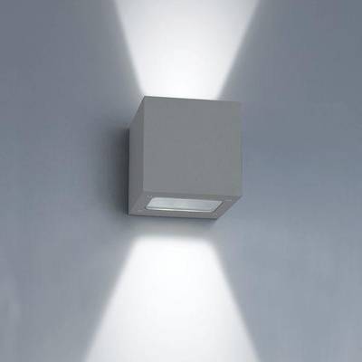 Eine minimalistische Wandleuchte erhellt eine schlichte graue Wand von oben bis unten und akzentuiert die moderne LED-Beleuchtung in Ihrem Interieur.