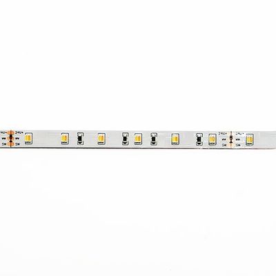 Nahaufnahme eines LED-Leuchtbandes vor weißem Hintergrund, das einzelne LED-Leuchten und Schaltkreisdetails für moderne energieeffiziente Beleuchtungslösungen hervorhebt.