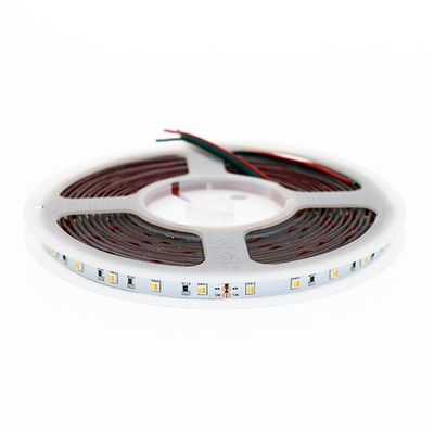 Gewickelte LED-Leuchtbänder mit sichtbaren Dioden und roten und schwarzen Drähten sind ideal für effiziente Beleuchtungslösungen.