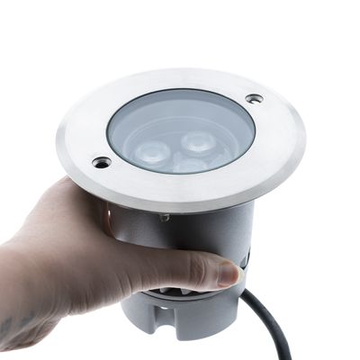 LED-Außenleuchte mit Edelstahlrand, Glasabdeckung in natura; sie verfügt über 3 interne Lampen für energieeffiziente Beleuchtung.