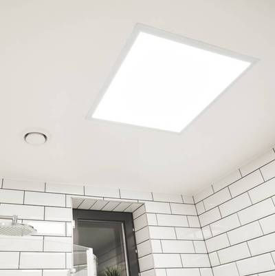 Helle LED-Paneelleuchte, die an einer weiß gefliesten Badezimmerdecke mit Fenster und Ventilator montiert ist und energieeffiziente Beleuchtung bietet.