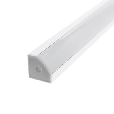 Nahaufnahme einer weißen LED-Lichtleiste mit halbtransparenter Abdeckung und dreieckiger Endabdeckung für energieeffiziente Beleuchtung.