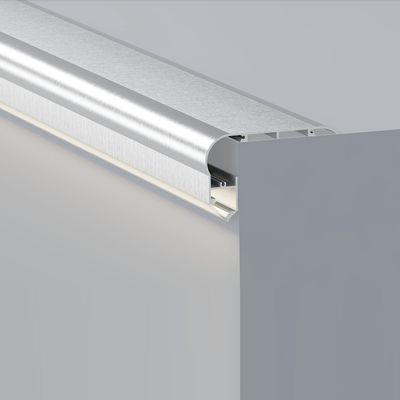 Eine moderne, silberne Vorhangstange mit einer eleganten, abgerundeten Kante an einer hellgrauen Wand, die das zeitgenössische Design für stilvolle Beleuchtungslösungen in Ihrem Zuhause unterstreicht.