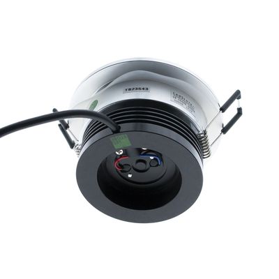 Nahaufnahme einer LED-Deckeneinbauleuchte mit schwarzem Rahmen und Kabeln, ideal für moderne, effiziente Beleuchtungsinstallationen.