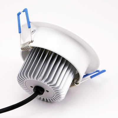 Rundes weißes LED-Downlight mit Metallkühlkörper mit blauen Federklemmen und ausziehbarem schwarzem Netzkabel für eine einfache Installation.