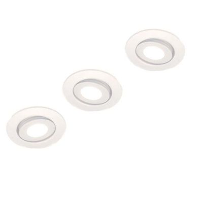 Drei weiße, runde, flächenbündige LED-Deckenleuchten auf weißem Hintergrund, ideal für moderne Beleuchtungslösungen in Wohnräumen.