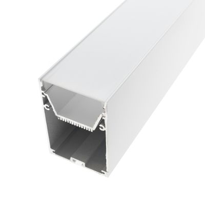 Nahaufnahme eines weißen LED-Strangpressprofils aus Aluminium: rechteckiger innerer Hohlraum und Kanten für eine nahtlose Lichtinstallation.