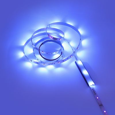 Ein gedrehtes LED-Lichtband, das in einem sanften Blau leuchtet und sich perfekt für Umgebungsbeleuchtungslösungen eignet. Energieeffizient und vielseitig für jeden Raum oder jedes Projekt.