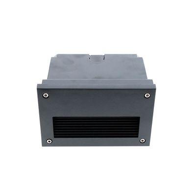 Schwarzes rechteckiges elektronisches Gerät, Vorderansicht, mit Belüftungsöffnungen und Eckschrauben, typischerweise für LED-Beleuchtungskomponenten oder Steuerungen.