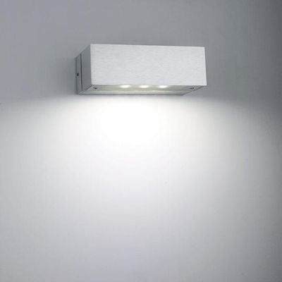 Moderne rechteckige LED-Leuchte, die ein weiches Licht auf grauem Hintergrund abgibt und die Stimmung und den zeitgenössischen Stil unterstreicht. Perfekt für Innenräume.