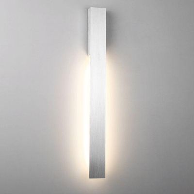 Line 400 Wandleuchte mit Beleuchtung an der Wand.