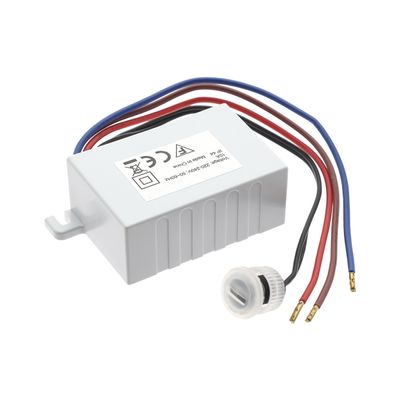 Nahaufnahme einer weißen LED-Beleuchtungskomponente mit einem Etikett mit technischen Angaben; sie hat vier farbige Drähte und einen weißen Stecker.