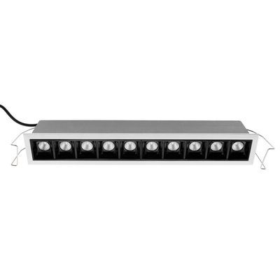Rechteckige LED-Leuchte von vorne mit 10 Leuchten in einem Metallgehäuse; seitliche Halterungen sichtbar. Ideal für moderne Beleuchtungsanforderungen.