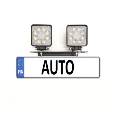 Nahaufnahme eines Nummernschilds mit der Aufschrift "AUTO", darüber quadratische LED-Leuchten und das Wort "FIN" auf weißem Hintergrund.
