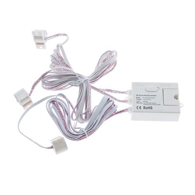 Weißer elektronischer Türschalter mit Drähten und Steckern, ideal für LED-Beleuchtungsanlagen, mit weißem Hintergrund.