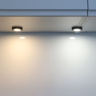 Die Unterschrankbeleuchtung mit warmweißen und kaltweißen LEDs beleuchtet eine moderne Küche und verleiht ihr Funktionalität und Stil.