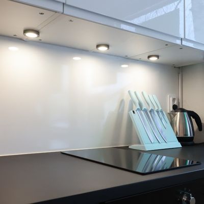 Moderne Küche mit Induktionskochfeld, Messerset, reflektierender Aufkantung, LED-Unterschrankbeleuchtung und Wasserkocher. Perfekt für moderne Wohnungen!