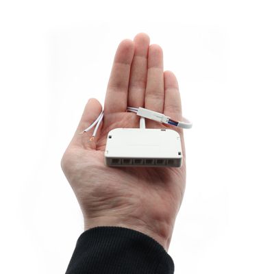 Kompakte LED-Steuerung: Die Hand zeigt die geringe Größe des elektronischen Geräts und der Verkabelung, ideal für moderne, effiziente Beleuchtungslösungen.