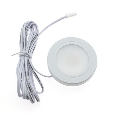 Runde LED-Scheibenleuchte mit verdrilltem weißem Kabel, isoliert auf einem weißen Sockel. Perfekt für energieeffiziente, moderne Beleuchtungslösungen.