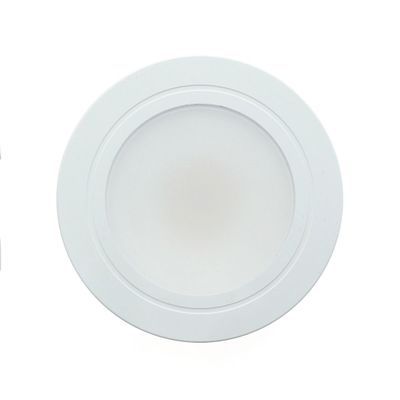 Runde weiße LED-Deckenleuchte mit mattierter Abdeckung, von unten gesehen vor einem weißen Hintergrund. Ideal für energieeffiziente Beleuchtung in modernen Innenräumen.