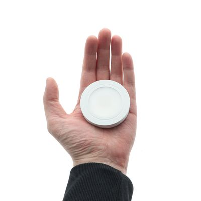 Energieeffiziente, kompakte LED-Lampe in der Hand für umweltfreundliche Beleuchtungslösungen vor weißem Hintergrund. Perfekt für die moderne Heimbeleuchtung.