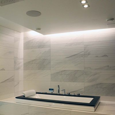 Modernes Bad mit Marmorfliesen, rechteckiger Badewanne und LED-Deckeneinbauleuchten