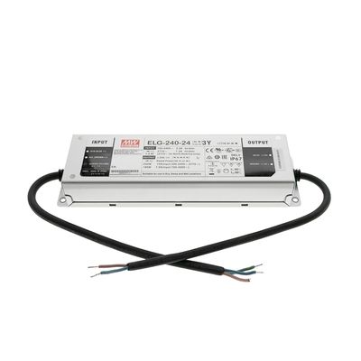 Rechteckiges LED-Netzteil mit gekreuzten Eingangs-/Ausgangskabeln, Etiketten und detaillierten Spezifikationen für effiziente elektrische Leistung.